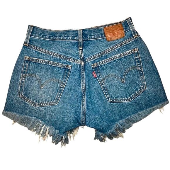 Levi’s 501 Original Fit Button Fly Distressed Cutoffs in Blue Wash Women’s 27 - Picture 6 of 10
